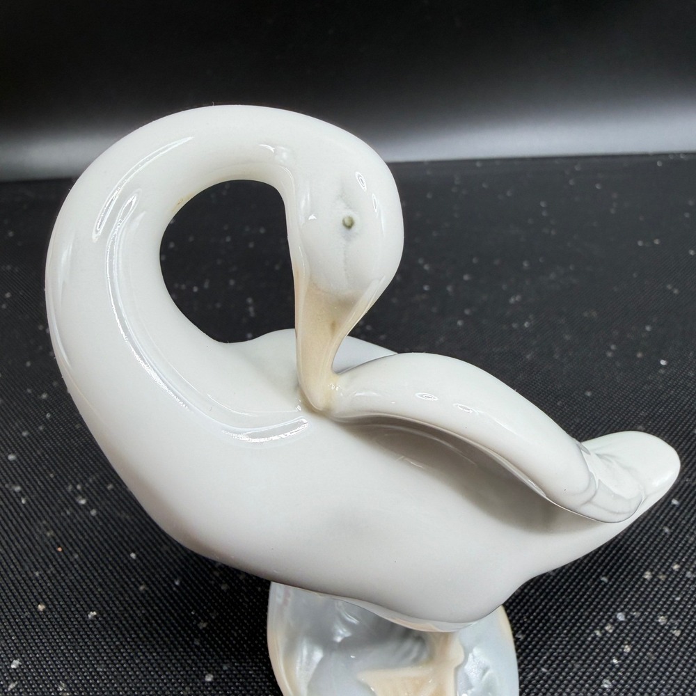 Lladro Swan Bird Figurine Preening Bird Porcelain Spain Glossy White 4 Inch - Picture 4 of 11